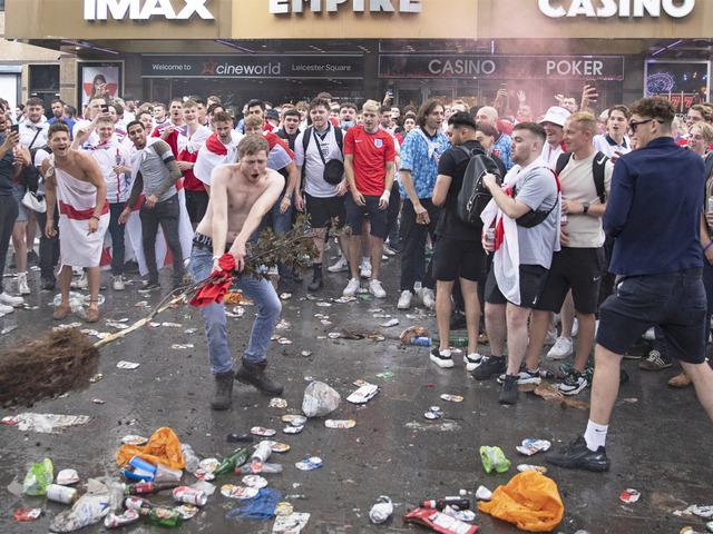 İtalya-İngiltere maçı öncesi Londra karıştı!