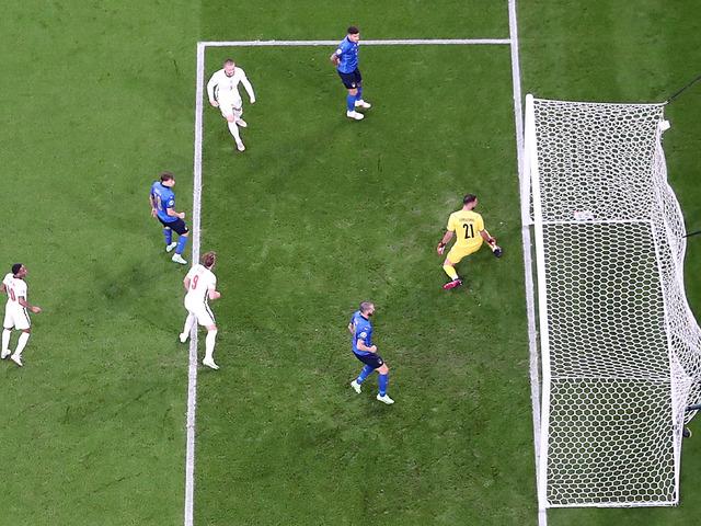 Luke Shaw'dan tarihe geçen gol! Dakika 2...