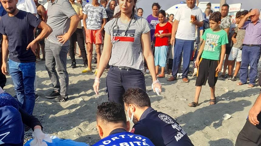 Denize giren iki arkadaştan biri boğuldu, diğeri kayboldu