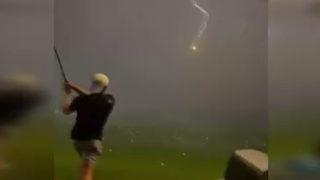 Milyonda bir olay! Havadaki golf topuna yıldırım çarptı