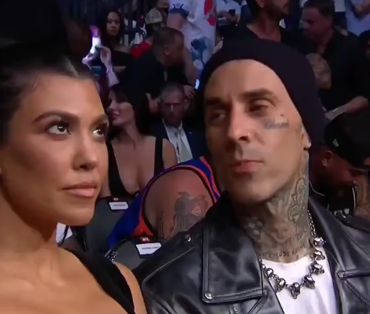 Kourtney Kardashian ve sevgilisi Travis Baker canlı yayında yaptıklarıyla izleyicileri hayrete düşürdü G1