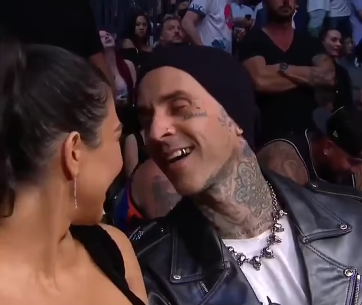 Kourtney Kardashian ve sevgilisi Travis Baker canlı yayında yaptıklarıyla izleyicileri hayrete düşürdü G2