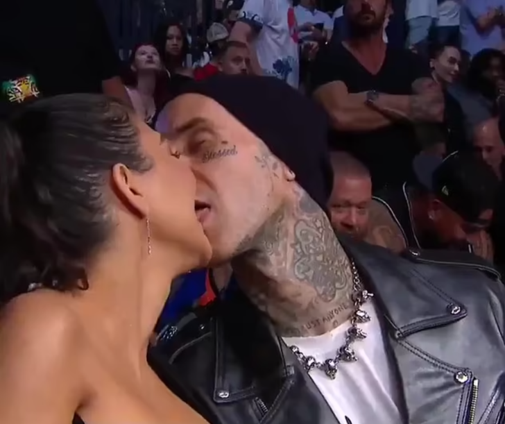 Kourtney Kardashian ve sevgilisi Travis Baker canlı yayında yaptıklarıyla izleyicileri hayrete düşürdü G4