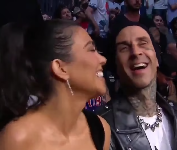 Kourtney Kardashian ve sevgilisi Travis Baker canlı yayında yaptıklarıyla izleyicileri hayrete düşürdü G5