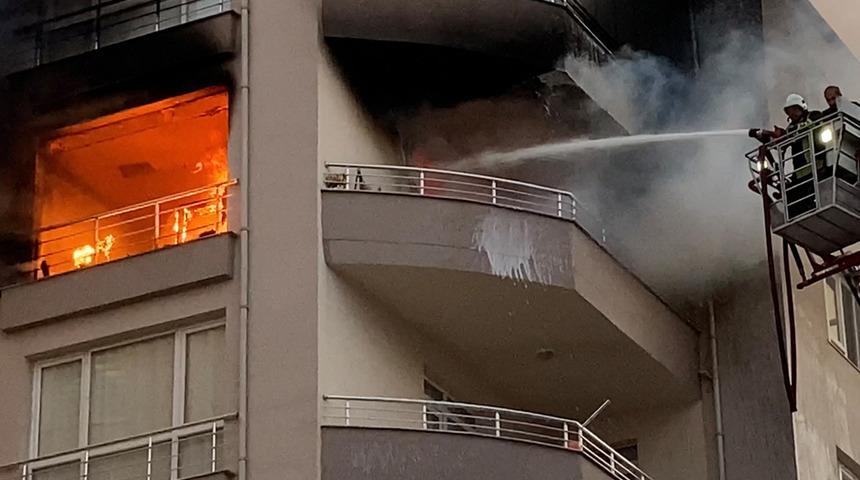 Niğde'deki apartman yangınında dumandan etkilenen 10 kişi hastaneye kaldırıldı