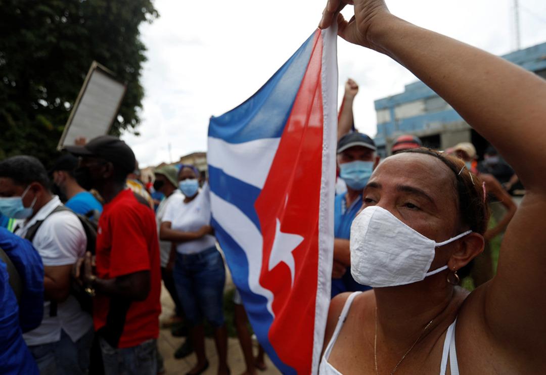 K&uuml;ba'da y&uuml;zlerce kişi &ouml;zg&uuml;rl&uuml;k talebiyle sokaklara d&ouml;k&uuml;ld&uuml;