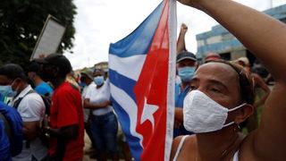 Küba'da yüzlerce kişi özgürlük talebiyle sokaklara döküldü
