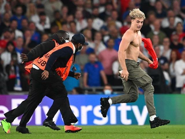 Wembley'de sahaya taraftar girdi