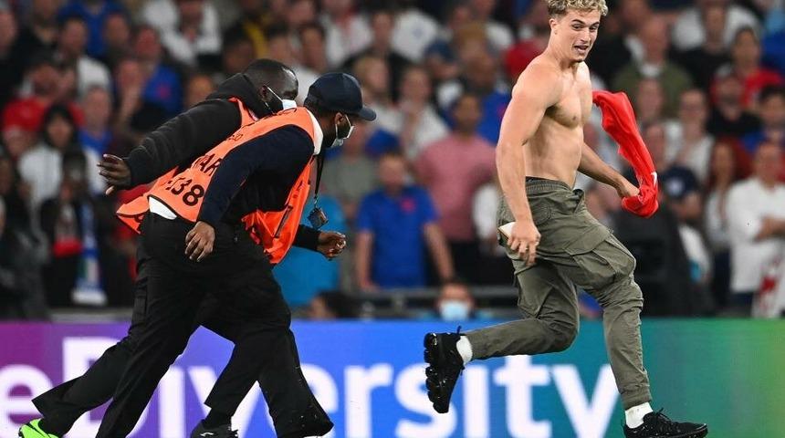 Wembley'de sahaya taraftar girdi