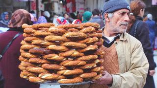 Simit 10 lira oldu... Satıcı: Öğrenciye fiyat söylerken zorlanıyorum