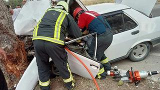 Denizli'de feci kaza! Hurdaya dönen araçtan yaralı kurtuldular