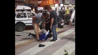 Kendisine bıçak çeken kişiyi kelepçeleyerek etkisiz hale getirdi