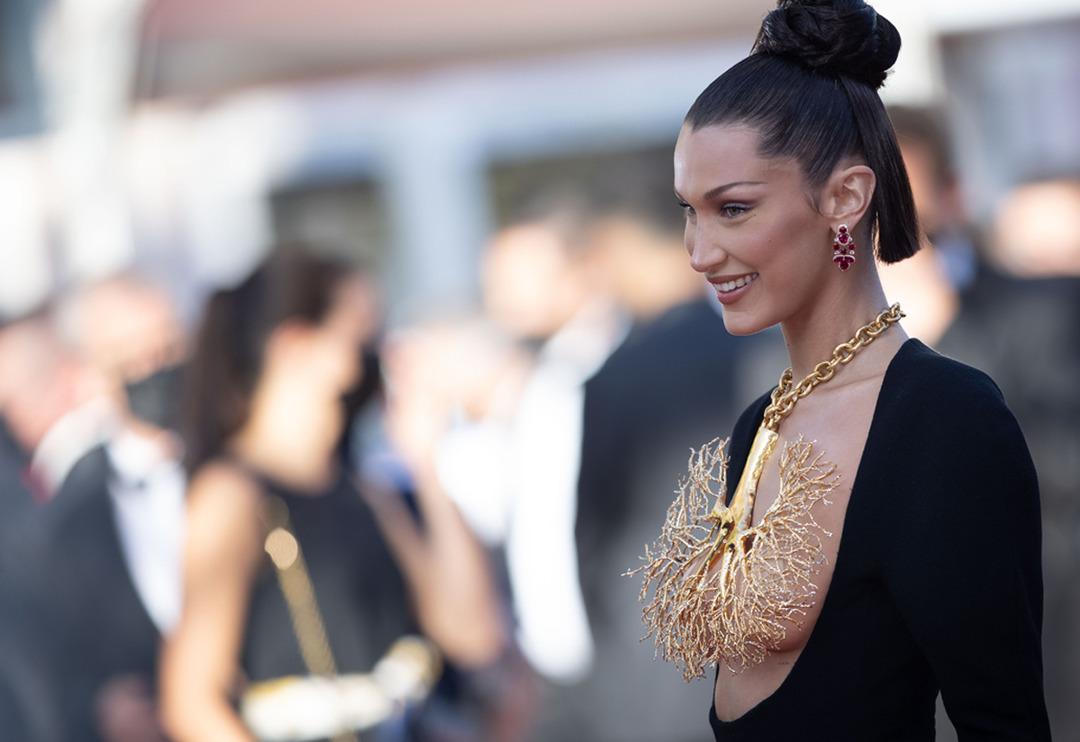 Bella Hadid g&ouml;ğ&uuml;slerini tamamen a&ccedil;ık bırakan elbisesiyle Cannes'a damga vurdu