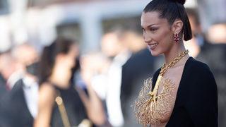 Bella Hadid göğüslerini tamamen açık bırakan elbisesiyle Cannes'a damga vurdu