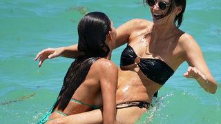 TikTok fenomeni Debbie St Pierre plajda tanga bikinisiyle nefes kesti