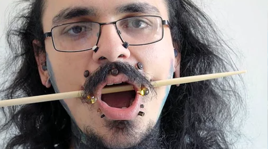 Yüzüne 14 tane tünel piercingi yaptırarak Guinness Rekorlar Kitabı’na girdi 