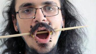 Yüzüne 14 tane tünel piercingi yaptırarak Guinness Rekorlar Kitabı’na girdi 