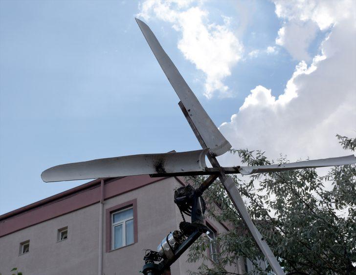 Atık malzemelerle yaptığı rüzgar türbiniyle elektrik üretti G1