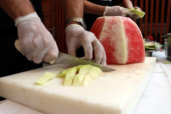 Yazın serinleten meyvesi karpuz, kabuğuyla da ağızları tatlandırıyor G2