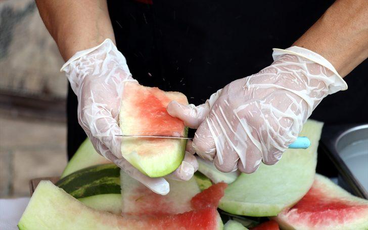 Yazın serinleten meyvesi karpuz, kabuğuyla da ağızları tatlandırıyor G3