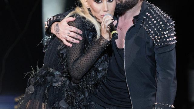 Yoğun bakımdan çıkan İrem Derici, Berkay'la sahnede coştu