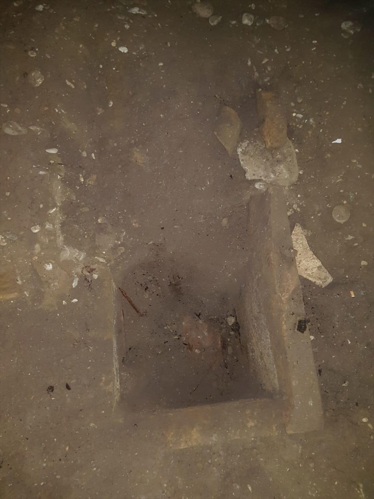 Bilecik'te iş makinesiyle tesviye yapılan alanda nekropol olduğu değerlendirilen yapıya rastlandı