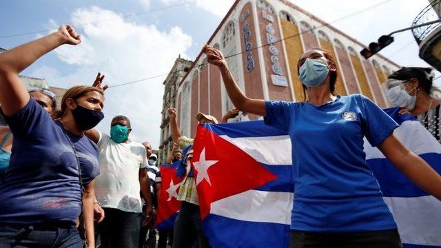 Havana'da hükümeti destekleyenler de ayrı bir gösteri düzenledi.