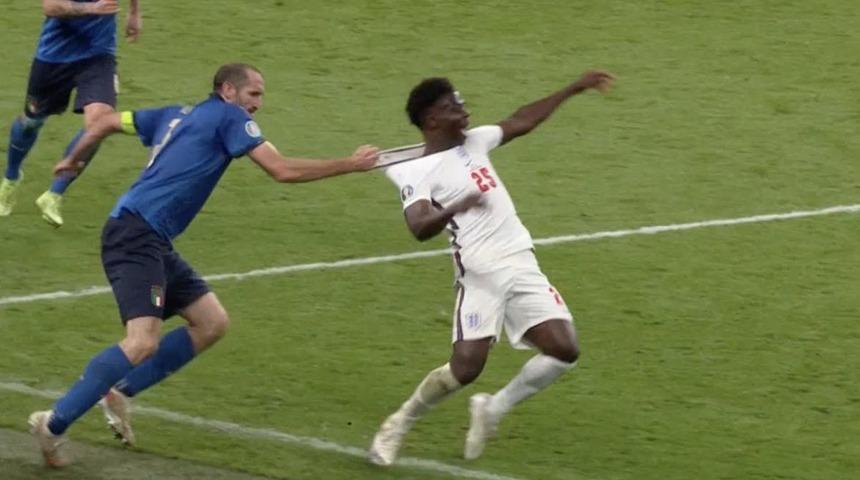 Bütün dünya bu faulü konuşuyor! İşte o an