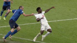 Bütün dünya bu faulü konuşuyor! İşte o an