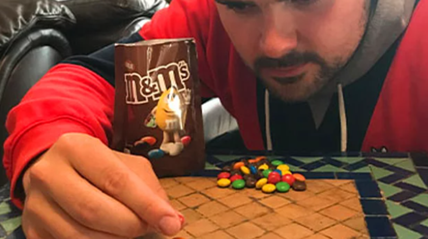 Göründüğü kadar kolay değil! 5 bonibonu üst üste dizen Will Cutbill Guinness Rekorlar Kitabı’na girmeyi başardı