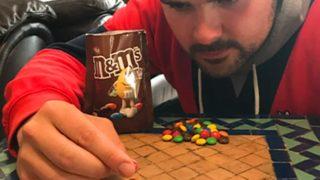 Göründüğü kadar kolay değil! 5 bonibonu üst üste dizen Will Cutbill Guinness Rekorlar Kitabı’na girmeyi başardı