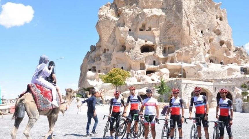 Malezyalı bisikletçiler, Kapadokya'da peribacaları arasında pedal çevirdi