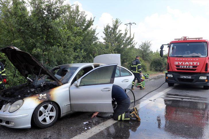 Edirne'de memleketine giden gurbetçinin otomobili tamamen yandı G3
