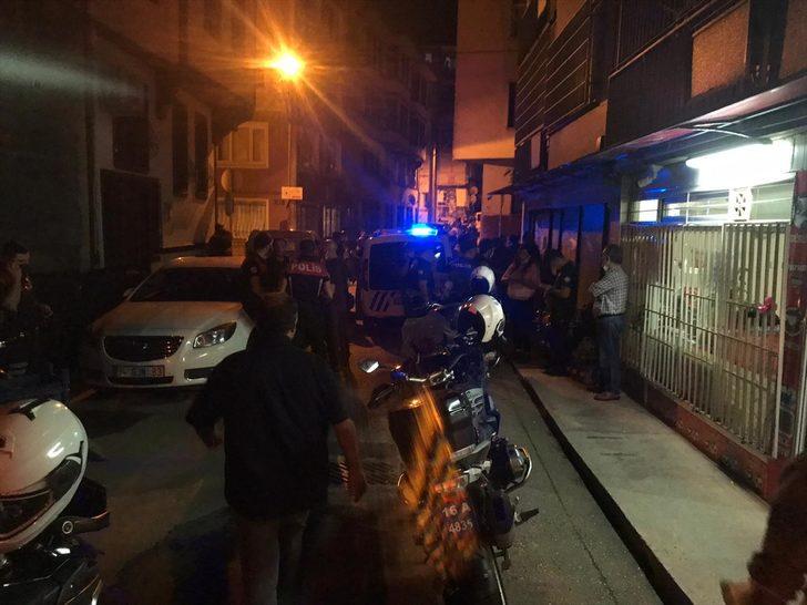 Bursa'da bir evin balkonundan rastgele ateş açan kişi ikna edilmeye çalışılıyor G1