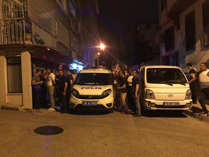Bursa'da bir evin balkonundan rastgele ateş açan kişi ikna edilmeye çalışılıyor G3