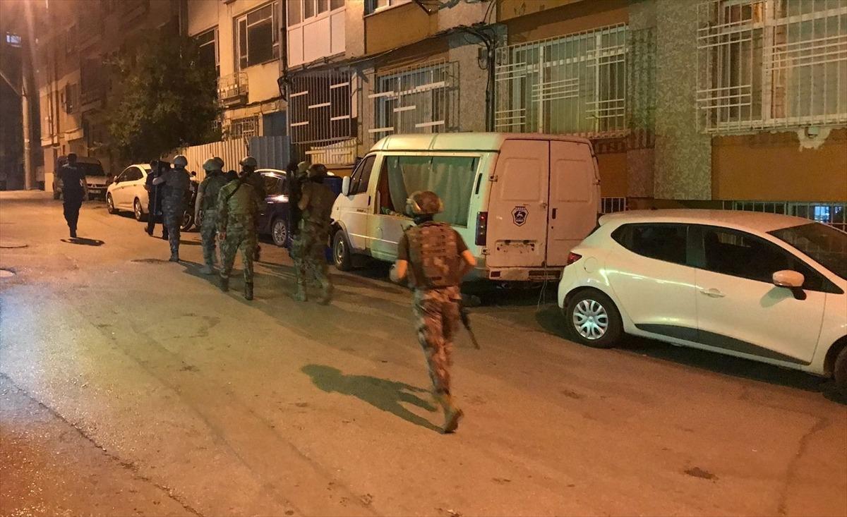 Bursa'da bir evin balkonundan rastgele ateş a&ccedil;an kişi ikna edilmeye &ccedil;alışılıyor