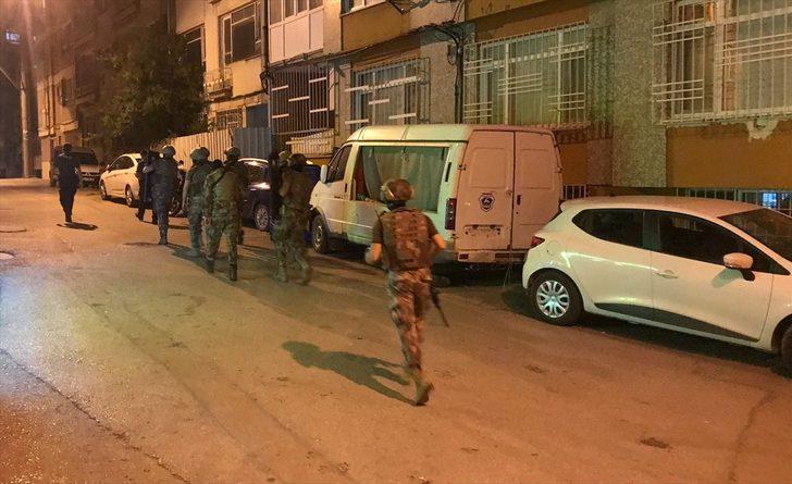 Bursa'da bir evin balkonundan rastgele ateş açan kişi ikna edilmeye çalışılıyor G2