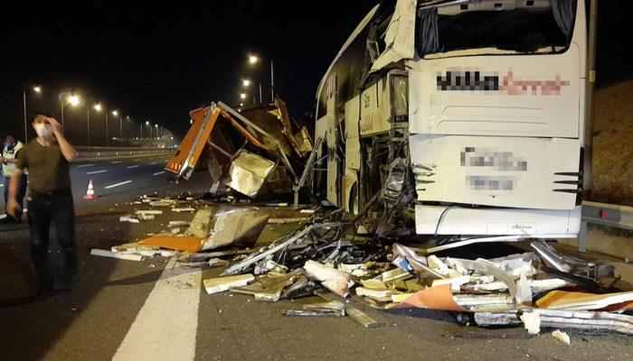 İstanbul'da feci kaza! Tıbbi atık kamyoneti yolcu otobüsüne çarptı