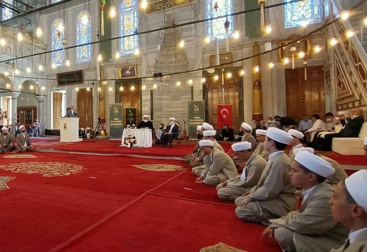 İstanbul'daki camide protokol koltuğu! Sosyal medyada gündem oldu