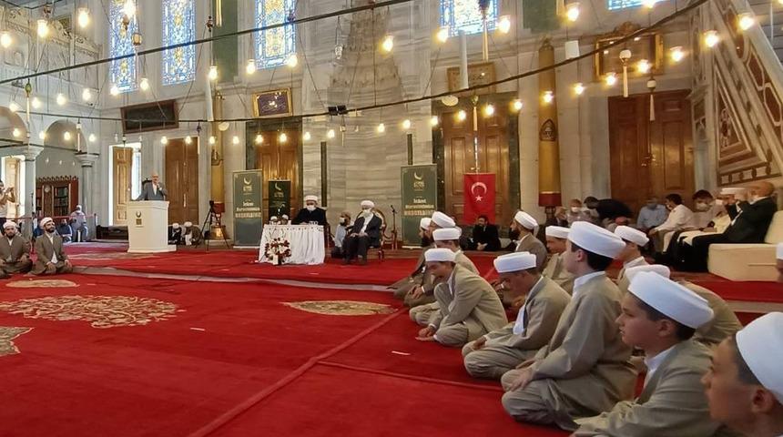 İstanbul'daki camide protokol koltuğu! Sosyal medyada gündem oldu