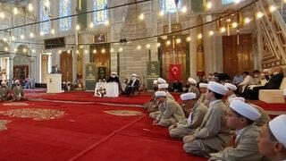 İstanbul'daki camide protokol koltuğu! Sosyal medyada gündem oldu