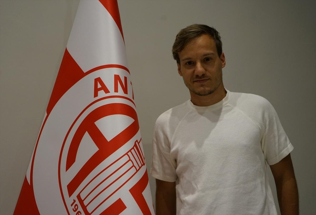 Antalyaspor, Deni Milosevic ile 3 yıllık s&ouml;zleşme imzaladı