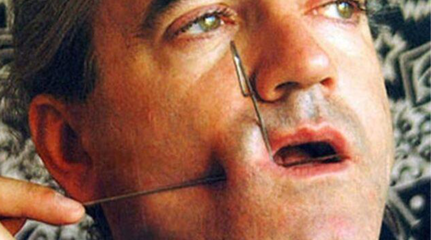 Dünyanın en sıra dışı insanı! Vücudunu kılıçla kesiyor ve acı hissetmiyor