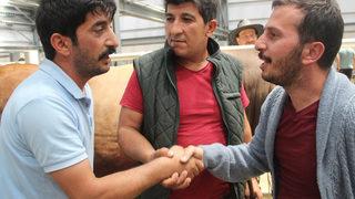 Kurban pazarlarında pazarlıkta el sıkışma geri döndü