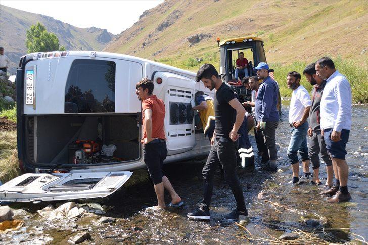 Ağrı'da düğüne gidenleri taşıyan minibüs dere yatağına devrildi: 13 yaralı G1