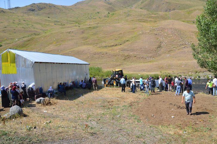 Ağrı'da düğüne gidenleri taşıyan minibüs dere yatağına devrildi: 13 yaralı G2