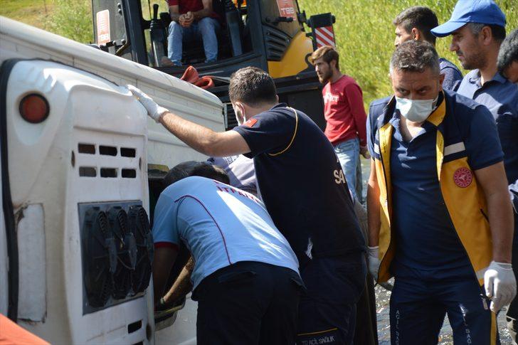 Ağrı'da düğüne gidenleri taşıyan minibüs dere yatağına devrildi: 13 yaralı G3