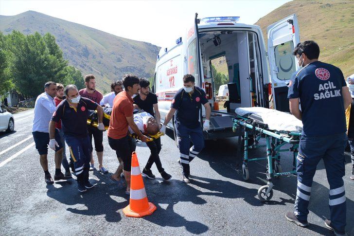 Ağrı'da düğüne gidenleri taşıyan minibüs dere yatağına devrildi: 13 yaralı G4