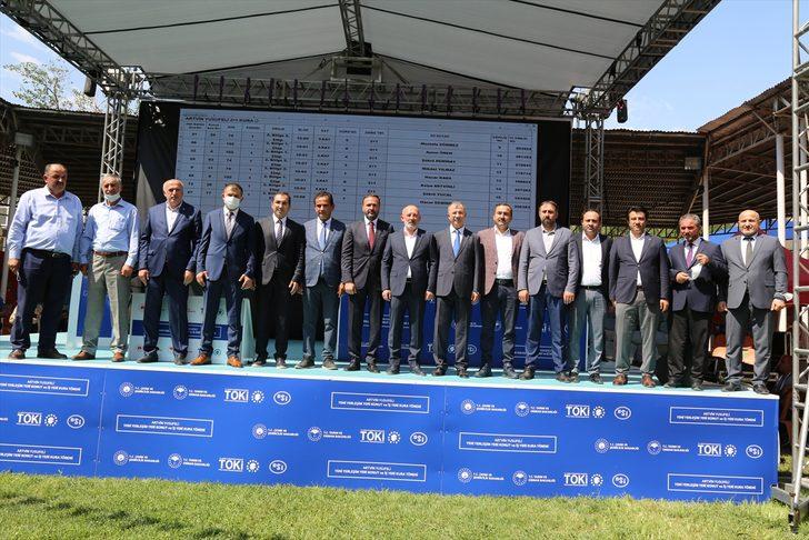 Yusufeli yeni yerleşim yerindeki hak sahiplerinin konut ve iş yerleri kurayla belirleniyor G5