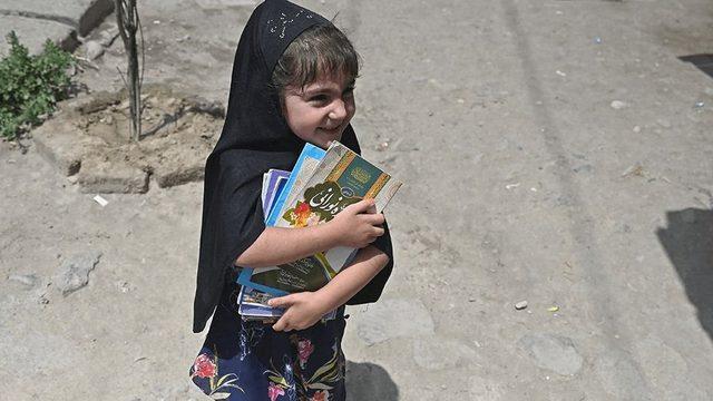Taliban'ın kız çocuklarının eğitimlerine yönelik kısıtlamaları yeniden getirmesinden endişe ediliyor.